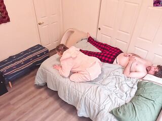 Stepsister shares a daybed and wishes u inside her