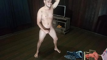 Novinho safado fazendo strip com musicas de 2010