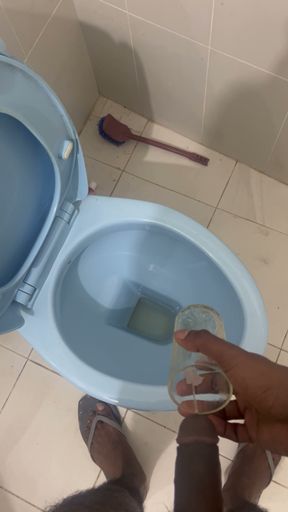 Sri Lankan Boy Pissing 😋