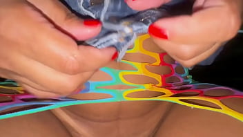 encontrei com uma novinha brincando no parque e ela pediu pra bricar com meu pirulito cabecudo ent&atilde_o levei ela para o carro