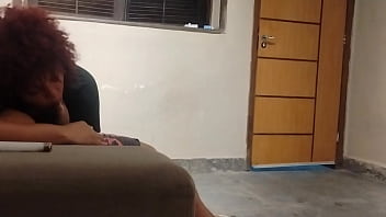 Se exibindo feliz pois o amante vai visitar mais tarde