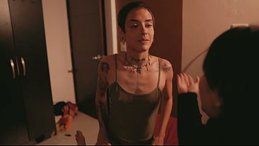 Pillo al novio de mi hijastra cuando estan a punto de follar y hago que me follen entre ambos