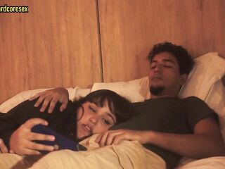 mi hermanastro entra a mi cuarto y hace que le haga una mamada