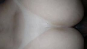 Esposa branquinha com marquinha debronze dando a sua buceta tatuada