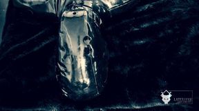 Latex Sklavin erstickt und abgespritzt total geknebelt gierig