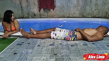 Banho de piscina termina em sexo, E a gostosa se mija toda de tanta tessão, com direito a anal, Samantha Squirt