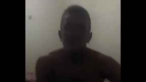 Gemendo enquanto bate punheta