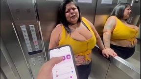 Controlei o brinquedo dela na entrada do pr&eacute_dio ( continua&ccedil_&atilde_o do bar)