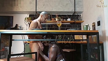 Safada estava tomando uma breja pra relaxar quando de repente seu amigo aparece com safadeza, ela percebe e come&ccedil_a a mostrar a buceta por baixo da mesa - E o final voc&ecirc_s ja sabem 24cm dentro