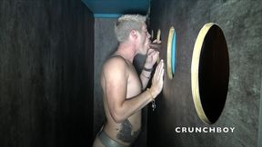 il baise un cul sans capote et lui jouit dedans