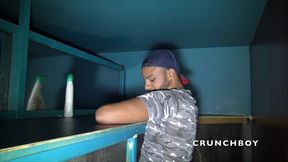 il baise un cul sans capote et lui jouit dedans