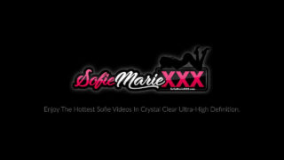 Rijpe MILF's Sofie Marie en Ema worden hard in hun kont genomen in een zelfgemaakte video met vibrators.