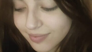 Spanische Teenagerin lässt sich ihren engen Hintern durchnehmen und wird gedemütigt