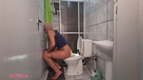 Delicious farts from Sanssa, with farts in the toilet