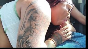 Brincando com pau gigante no carro em via publica