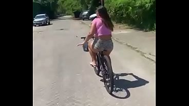 Ruiva casada se exibindo na rua