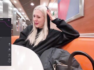 МОЙ ДРУГ УПРАВЛЯЕТ МОИМ ВИБРАТОРОМ LUSH В ОБЩЕСТВЕННОМ МЕСТЕ