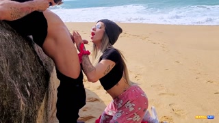 Мен бейтаныс адамнан мені жағажайда түсіруді сұрадым, мен оған өте ылғалды минетпен төледім!