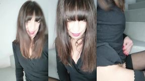 caresses dans mes escaliers d immeuble en mini-robe et bas. impatiente de ta ...