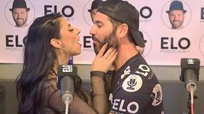 rainha hotwife num podcast fazendo um boquete babado pro apresentador