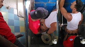 23cm de rola do garoto fodeu meu cu no banheiro