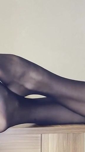 Addicted to Valerias Feet - Nylon Foot Worship (part 1)