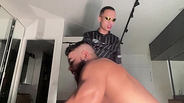 O BOMBADÃO MANDOU O BARBEIRO PICAR ATRÁS E ACABOU LEVANDO A PICADA NO CU