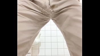 トイレでおしっこ正面撮り