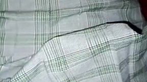 SE FOLLA A SU HERMANASTRA COLEGIALA CUANDO SE QUEDA SOLA EN CASA!