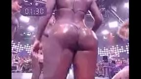 Lavando a bunda das gostosas