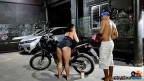 EU SO QUERIA DAR A BUCETA PRA ELE GOZAR DENTRO ENQUANTO ELE LIMPAVA A MOTO