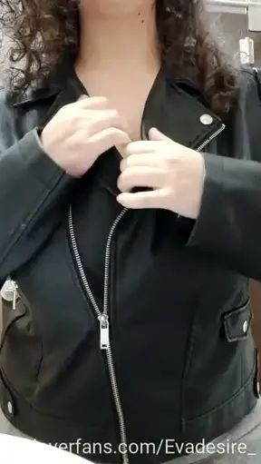 Quitándome una de mis chaquetas favoritas, ¿Quieres ver lo que hay debajo? 🤭🔥 #boobs #tetonas #tetas #lencería #enpúblico #curvy