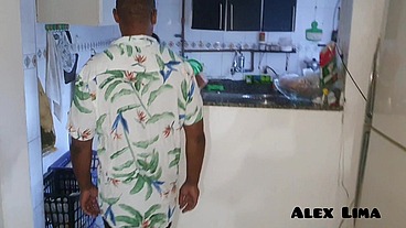 Minha vizinha - Paty Bumbum - Safada me chama para trocar o gaz para me dar a Buceta, E eu dei uma surra de piroca na safada