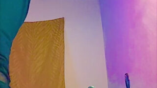 متحولون جنسياً ممتلئون ذوو مؤخرات بارزة يرتدون فساتين، يستقبلون قضبان سوداء ضخمة في مؤخراتهم