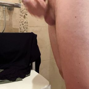 Boy puts hairbrush in his ass and cums