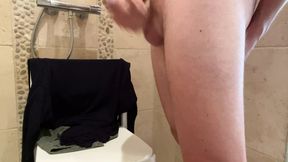 Boy puts hairbrush in his ass and cums