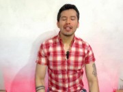 Amigo hetero dotado deja que su amigo gay le de sexo oral a sus 23cm de vergota! relato sexual