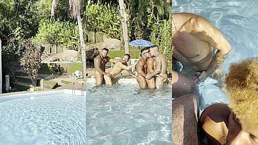 AMIGOS FAZENDO SURUBA NA PISCINA EM FRENTE AO MAR