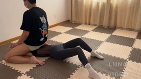 SK021_Strong Man chestsitting and stomachsitting on yoga girl