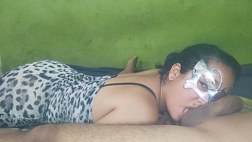 Mi vecina sexy tiene el fetiche de chupar bolas, le digo que las tengo bien grandes y de una vez me quito el pantalon para chuparlas / AbneyZimmer