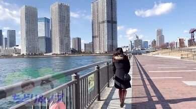 Japanese babe walks naked in winter coat outside