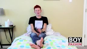 Twink Dylan Mermaid takes a break to jerk it off for fans