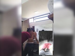 estabamos calientes e hicimos un rapidin en el baño