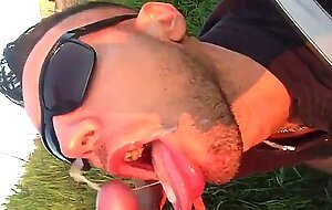 Executivo e Garoto Mamando no Parque