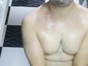 GORDO SE ENJABONA RICO MIENTRAS SE BAÑA.