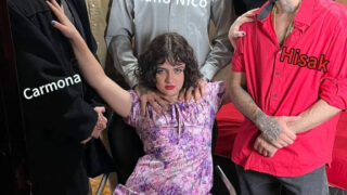 Chica caliente hace una mamada descuidada antes de una intensa penetración anal