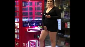 LOIRA DE VESTIDO SEM CALCINHA MOSTRANDO A BUCETA EM P&Uacute_BLICO