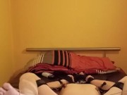 Sau fixiert und mit Remote Vibro Plug belohnt