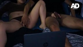 Hermanastros ven porno juntos y se ponen cachondos &quot_No le digas de esto a mi novio&quot_