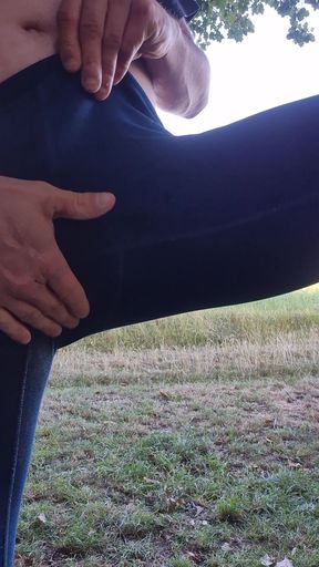 Pissen in leggings outdoor